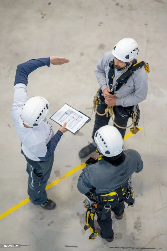 Ouvriers en train de discuter sur le chantier
